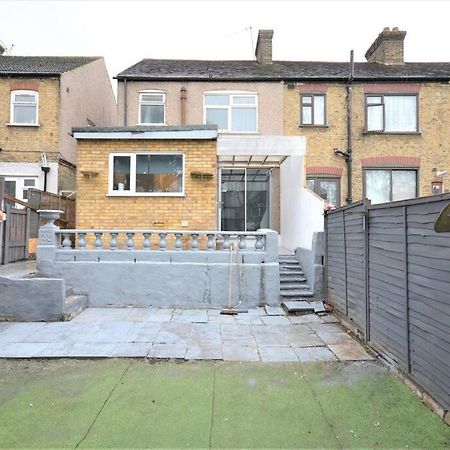 4 Bedroom House In East Лондон Экстерьер фото