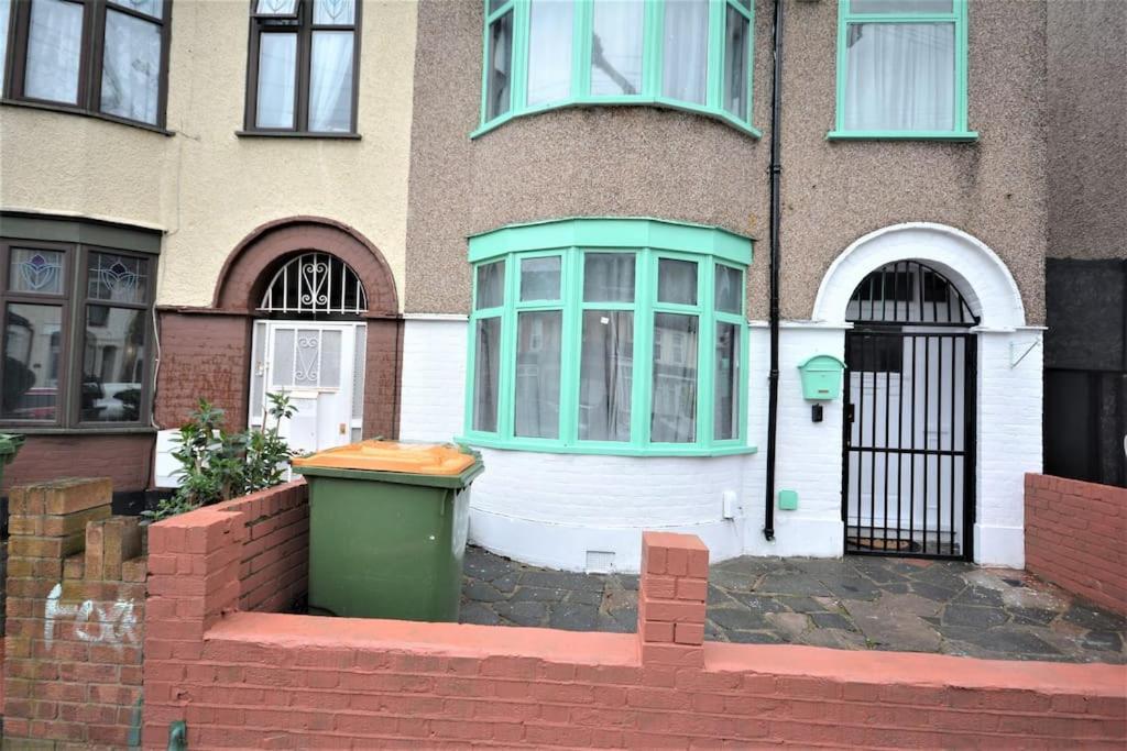 4 Bedroom House In East Лондон Экстерьер фото